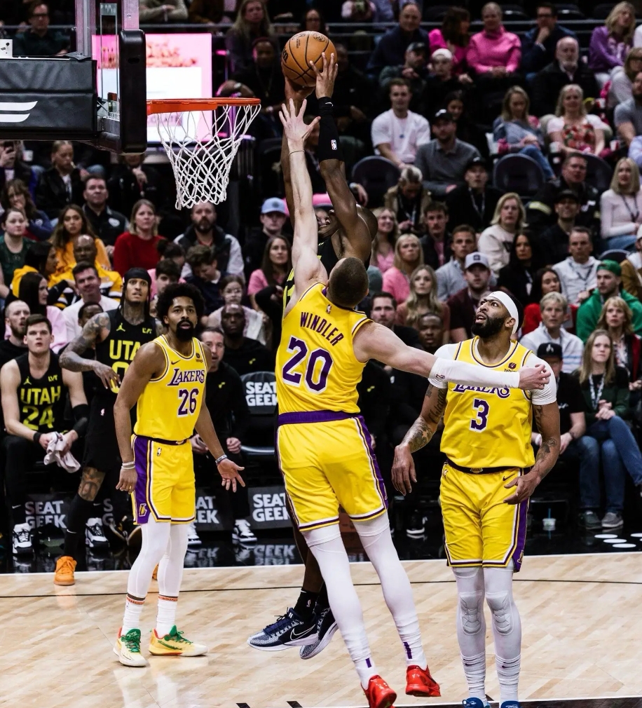 开云足球直播-关于76人强势尼克斯,浓眉统治全场的信息