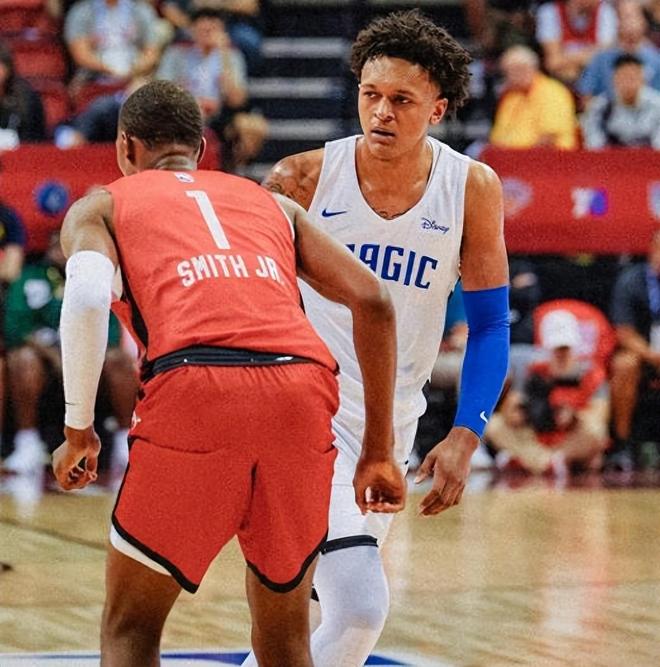 埃迪·奥沙丁发挥出色,协助控卫马赛获胜 埃迪·奥沙丁发挥出色,协助控卫马赛获胜