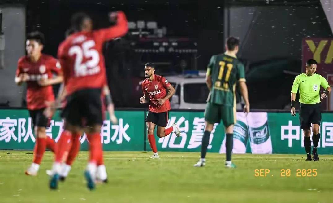 开云体育在线-中超球队热身赛遭遇失败,引发教练组紧急会议