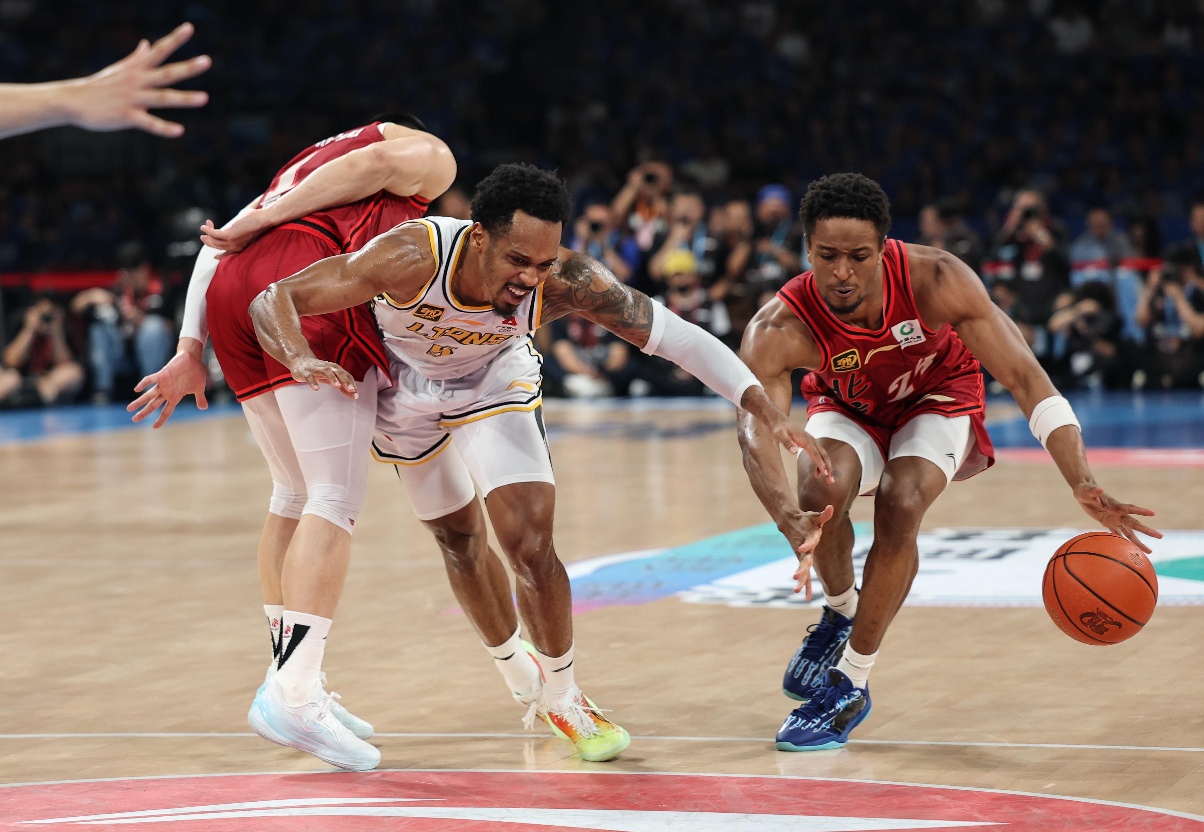 开云体育APP下载-关于马刺鏖战勇士B队,杰伦·布朗爆发神勇的信息