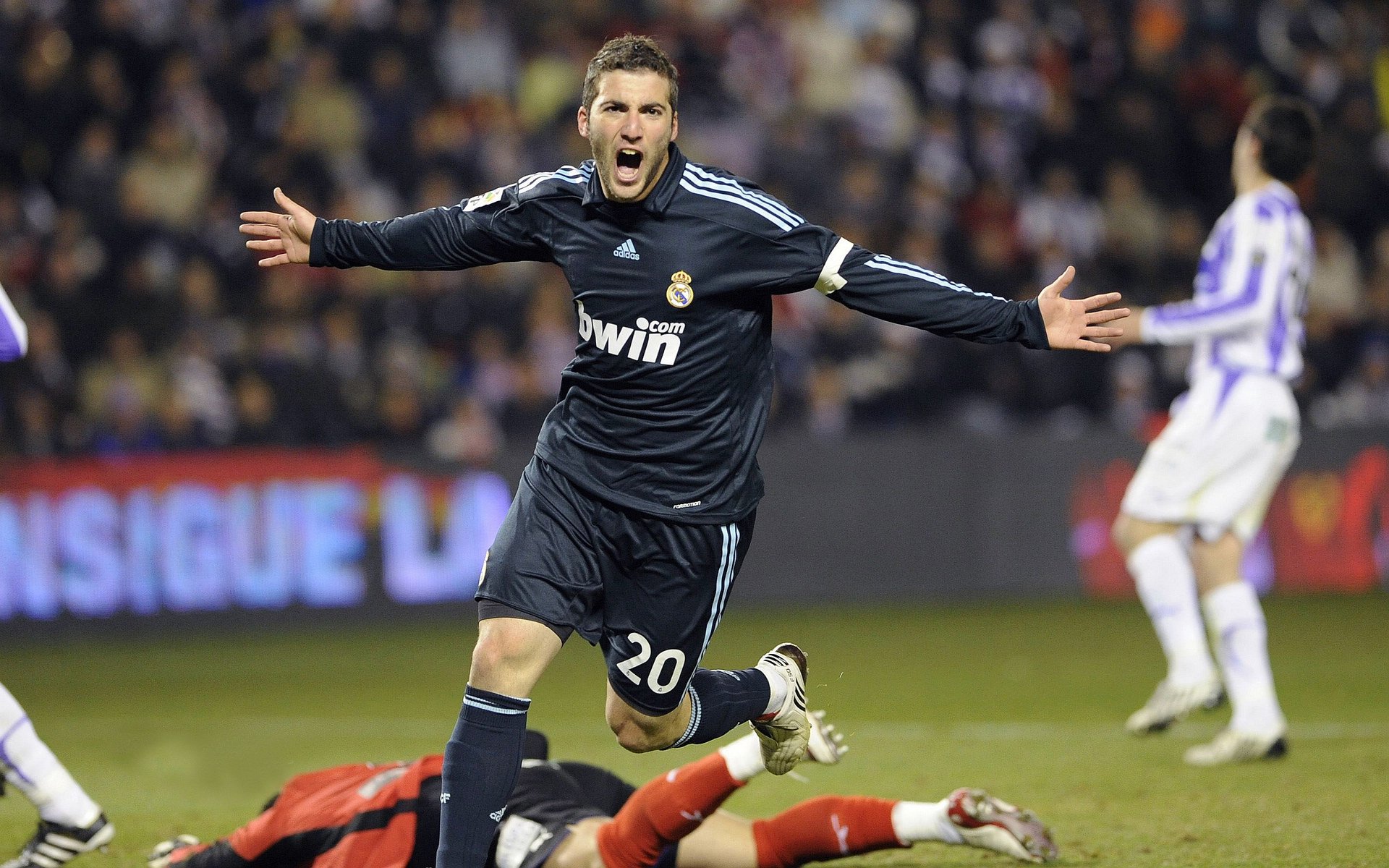 开云体育app-从格纳布里的救赎到曼联的怒吼，足球如何书写命运的双重奏